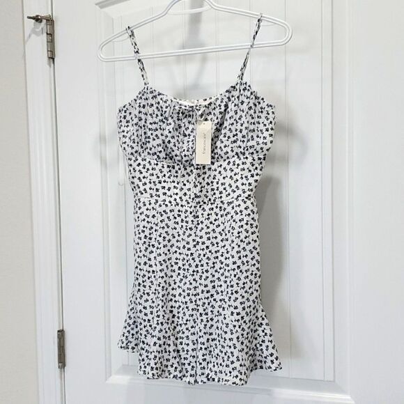 Mi Ami Womans Blue/White Floral  Romper, NWT,  Size Medium - Picture 1 of 6